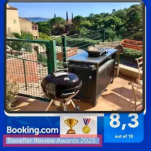 Vue Au Loin Maisonnette Equipee Pour 4 Personnes Avec Piscine Clim Wifi Velos Tv Barbecues Apartment Cavalaire-sur-Mer